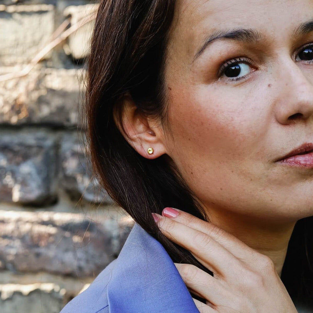 Essential Ease 18K Guld eller Rosaguld Ørestikker m. Safirer