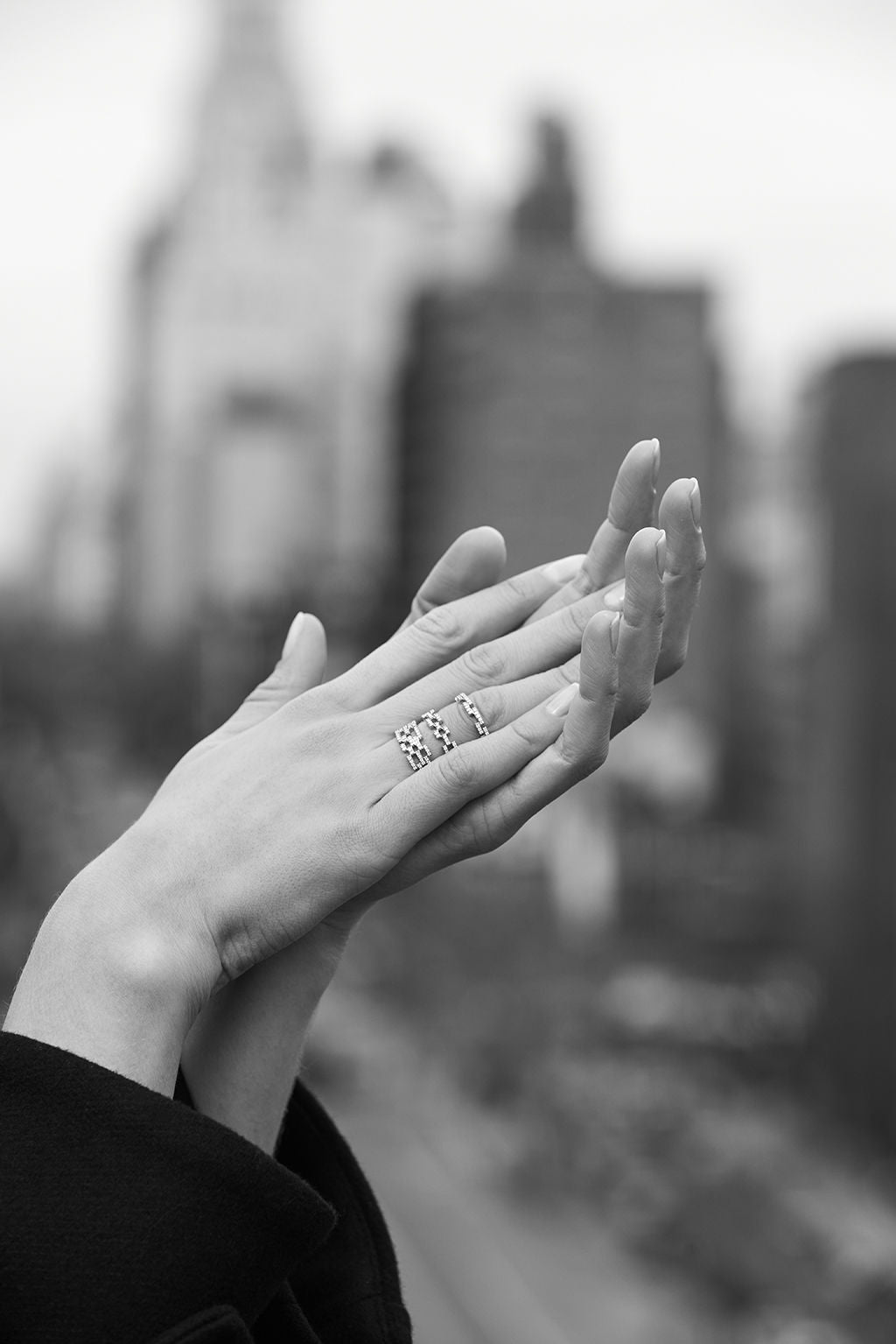 Open Brick 18K Gold Ring w. Diamonds