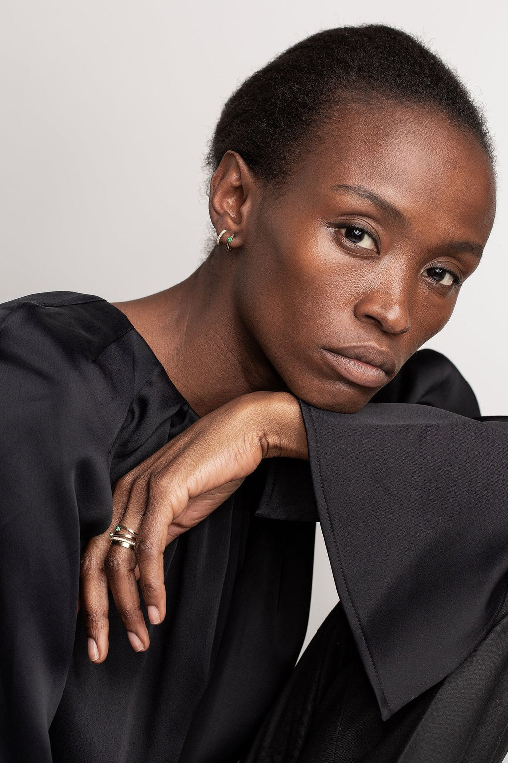 Emerald 0.04 14K Gold, Whitegold or Rosegold Huggie w. Emerald