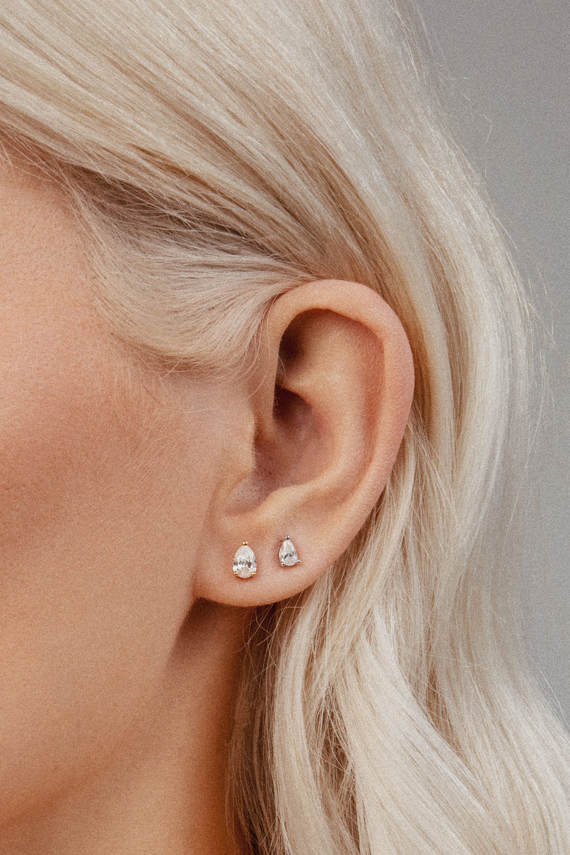 Pear Piercing 18K Gold Earring w. Lab-Grown Diamond