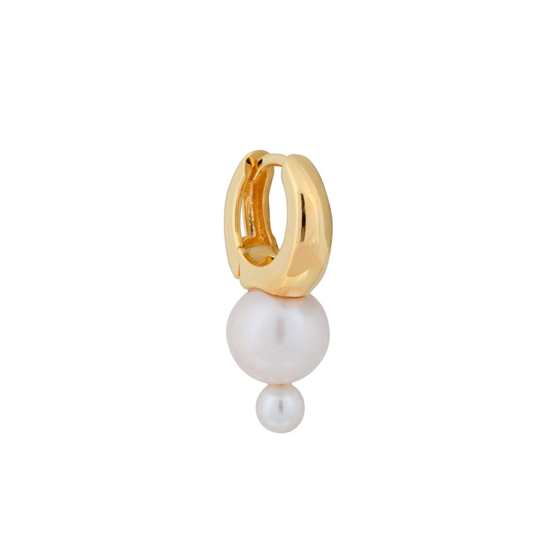 Perla Huggie goldplattiert 18K I Weiße Perlen