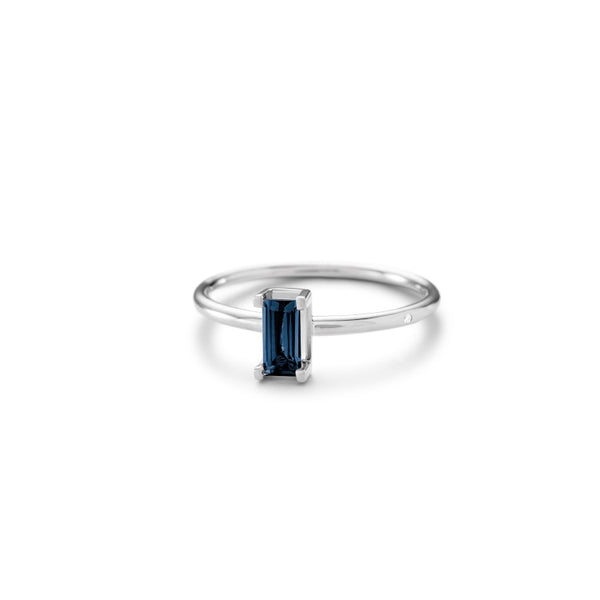 Ro Nord London Blue S gewundener Ring aus 18K Weißgold I Topas & Diamant