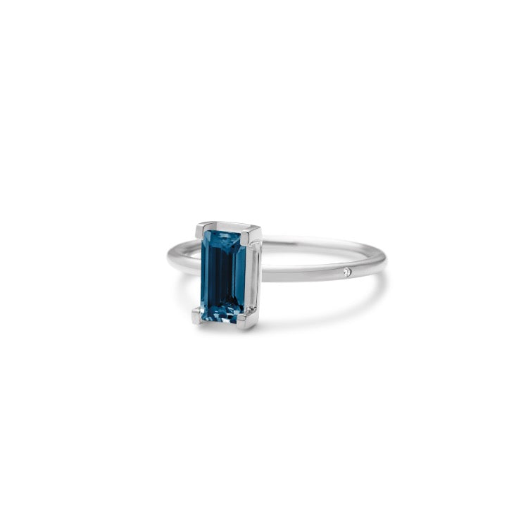Ro Nord London Blue gewundener Ring aus 18K Weißgold I Topas & Diamant