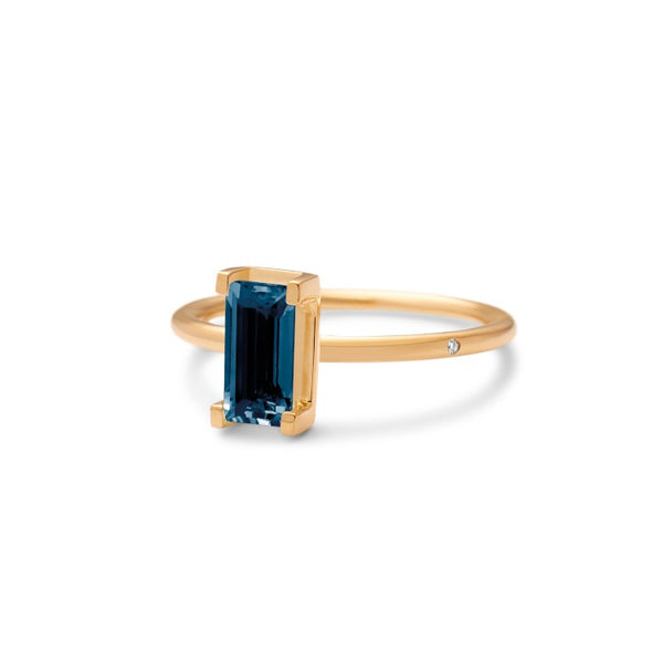 Ro Nord London Blue gewundener Goldring aus 18K I Topas & Diamant