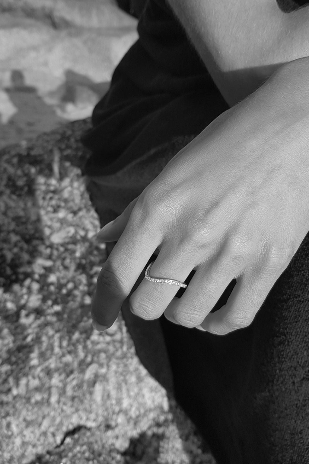 Regular Wave 18K Gold Ring w. Diamonds