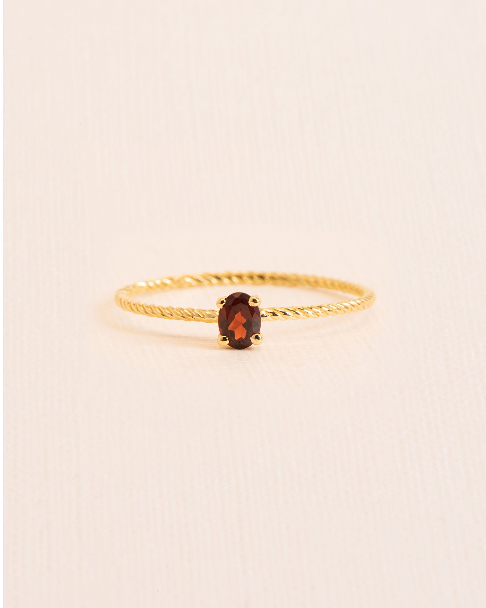 Twisted 18K Gold Ring w. Garnet