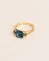 Chain textured 18K Gold Ring w. Topaz & Emerald