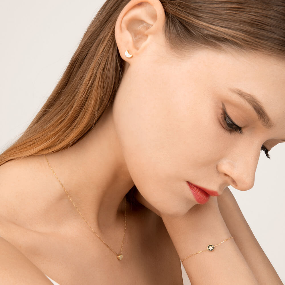 Modern Words Fine Crescent 18K Guld Ørestik m. Diamant