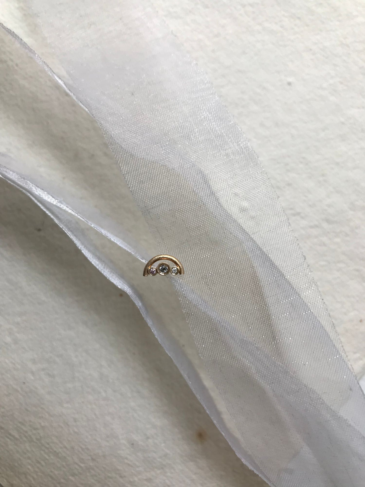 RAINBOW Pink/Grey 14K Goldohrring mit Diamant