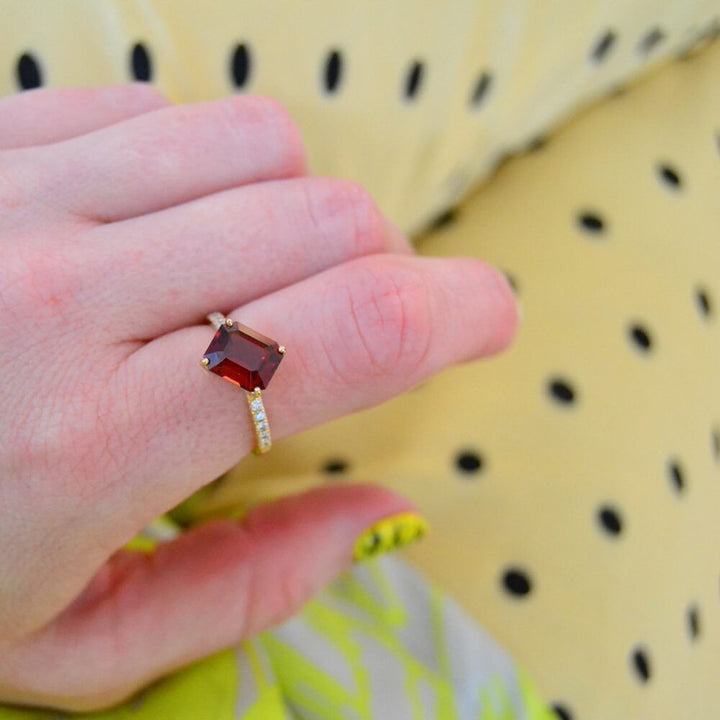 Ratu 18K Gold Ring w. Diamonds & Garnet