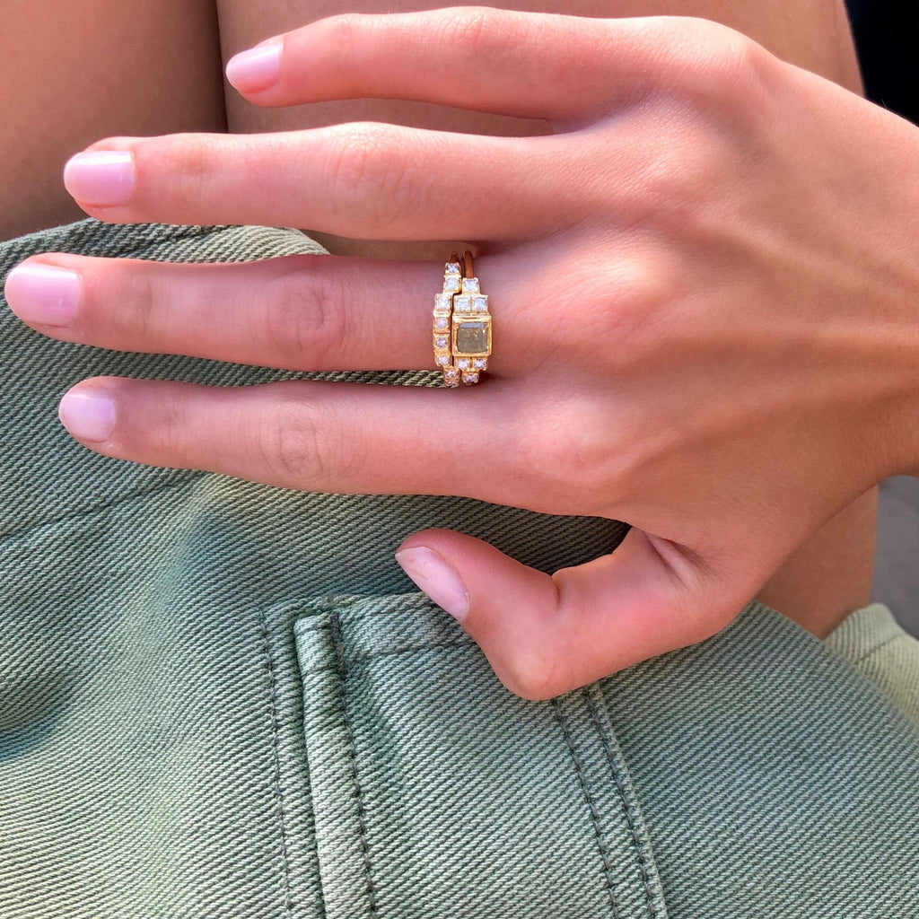 Raw Classic Curve 18K Gold Ring w. Diamonds