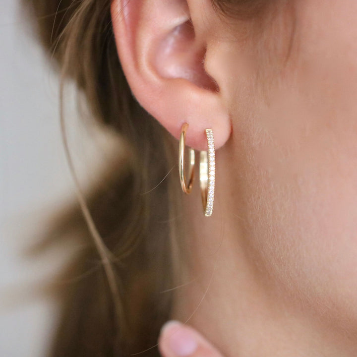 Rock Classic Medium 18K Gold Hoop w. White Diamonds