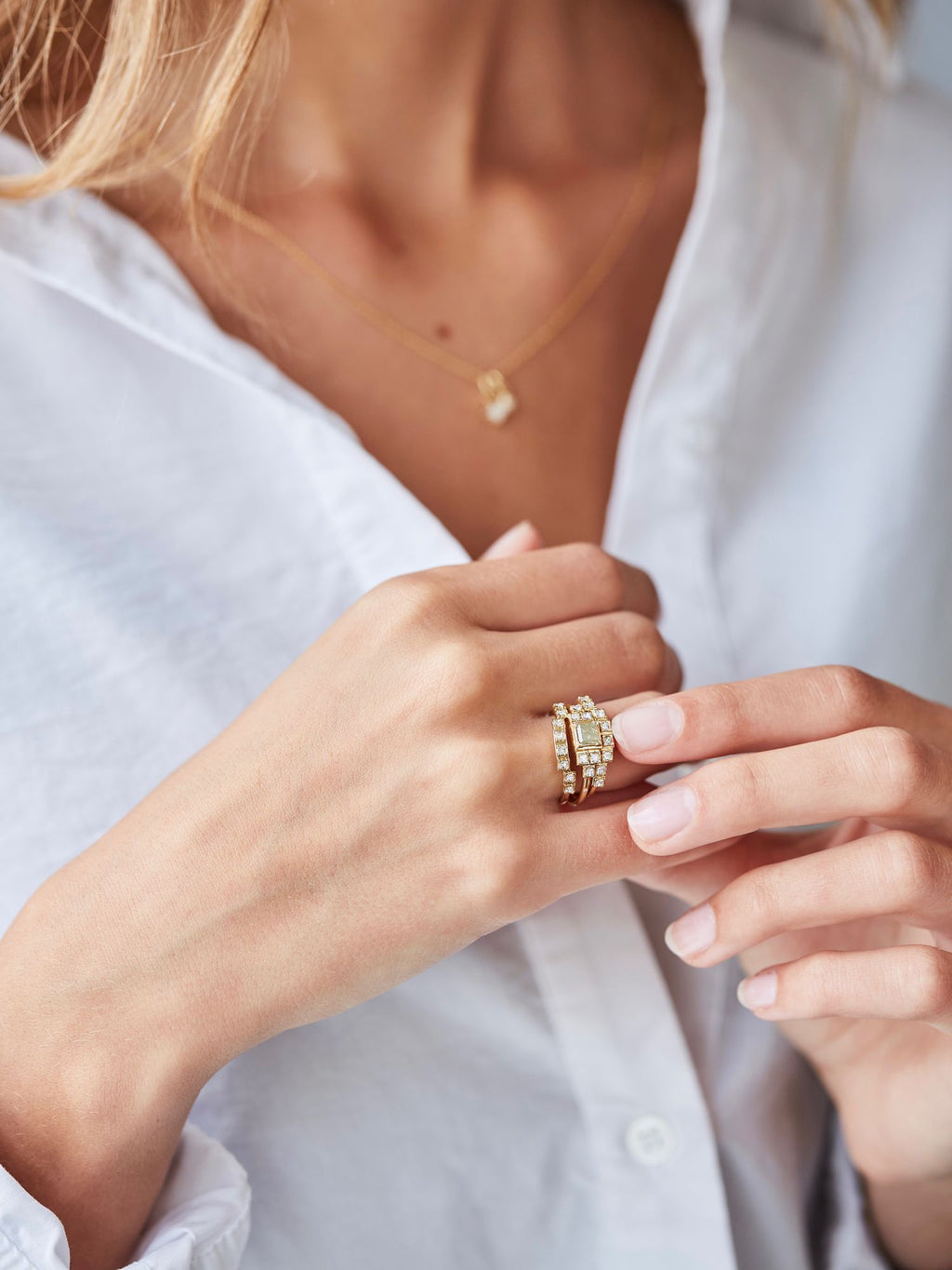 Raw Classic Curve 18K Gold Ring w. Diamonds