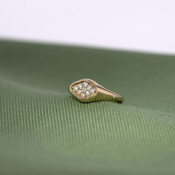 Rock Signet 18K Gold Ring w. Diamonds