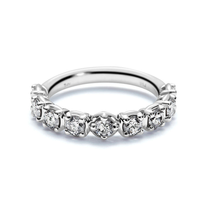 Band 18K White Gold Ring w. Diamonds