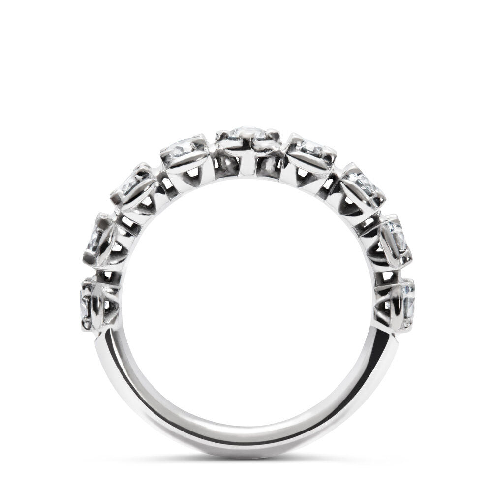 Band 18K White Gold Ring w. Diamonds
