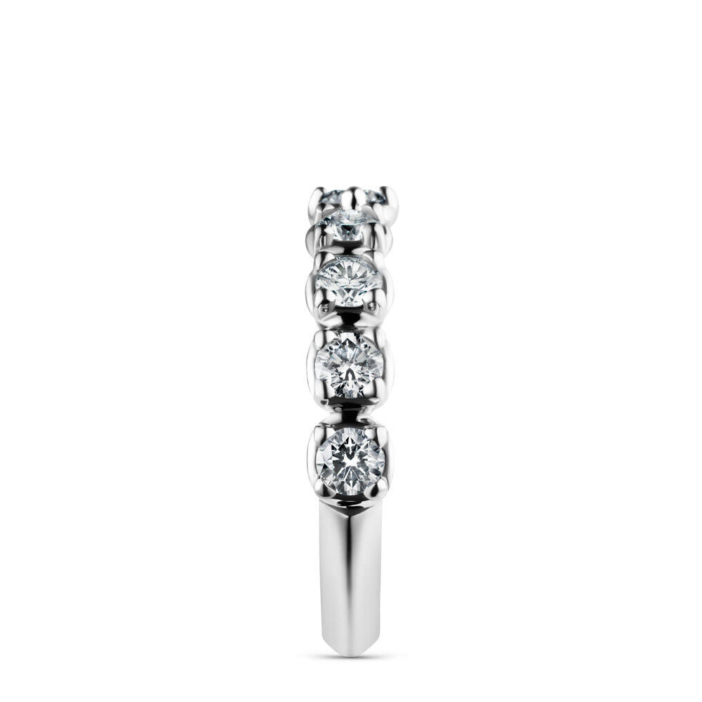 Band 18K White Gold Ring w. Diamonds