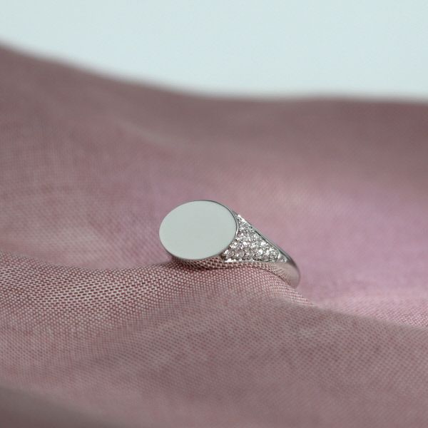 Rock Siegelring aus 18K Weißgold I Diamanten