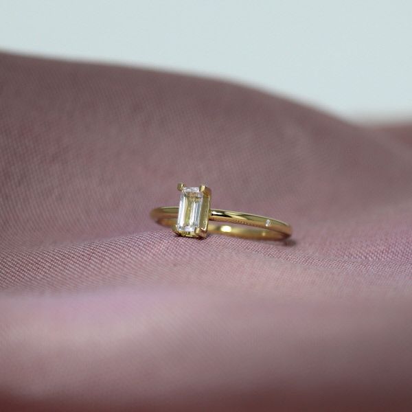 Ro Nord gewundener Goldring aus 18K I Weißer Topas