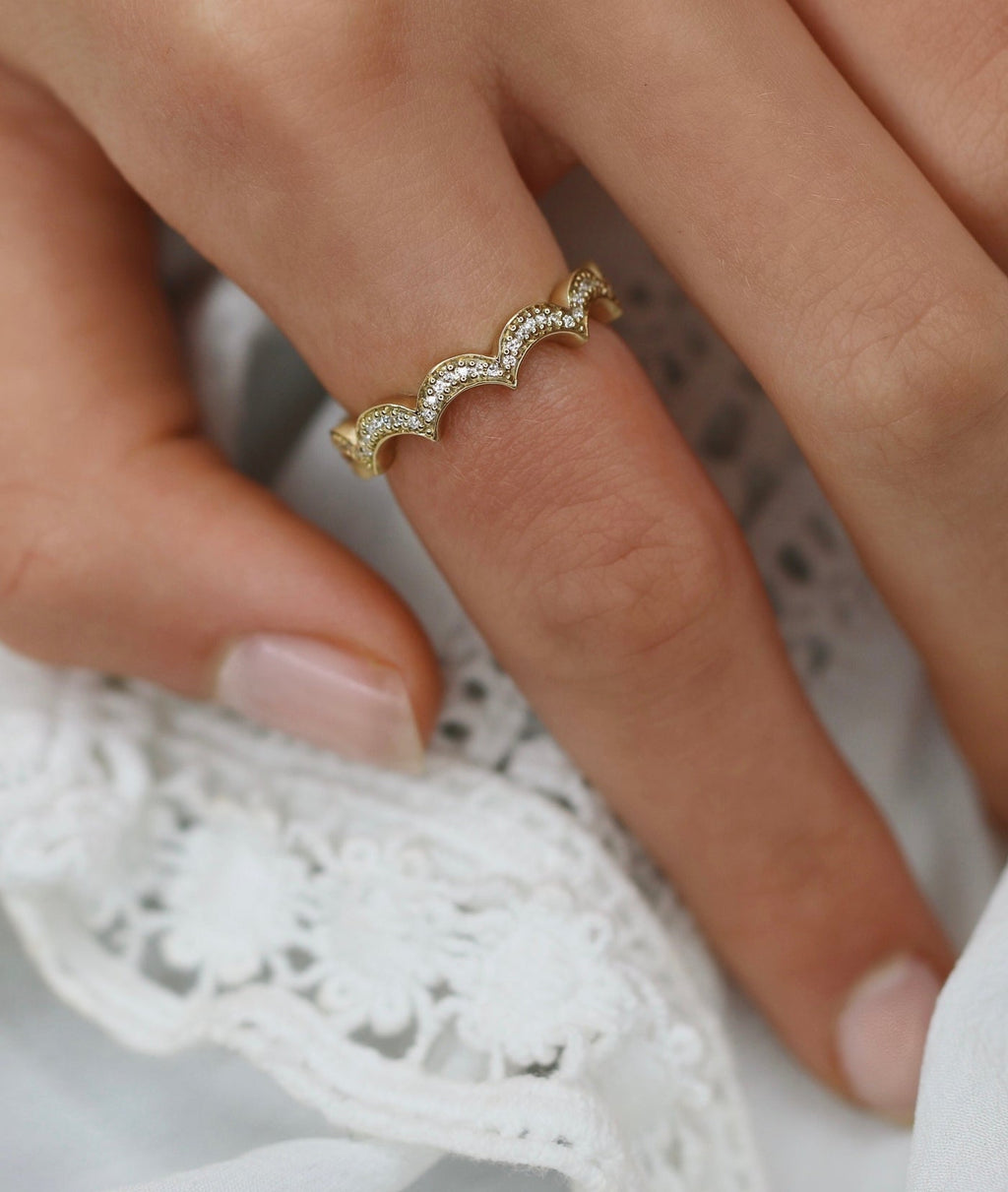 Royal 18K Gold Ring w. Diamonds