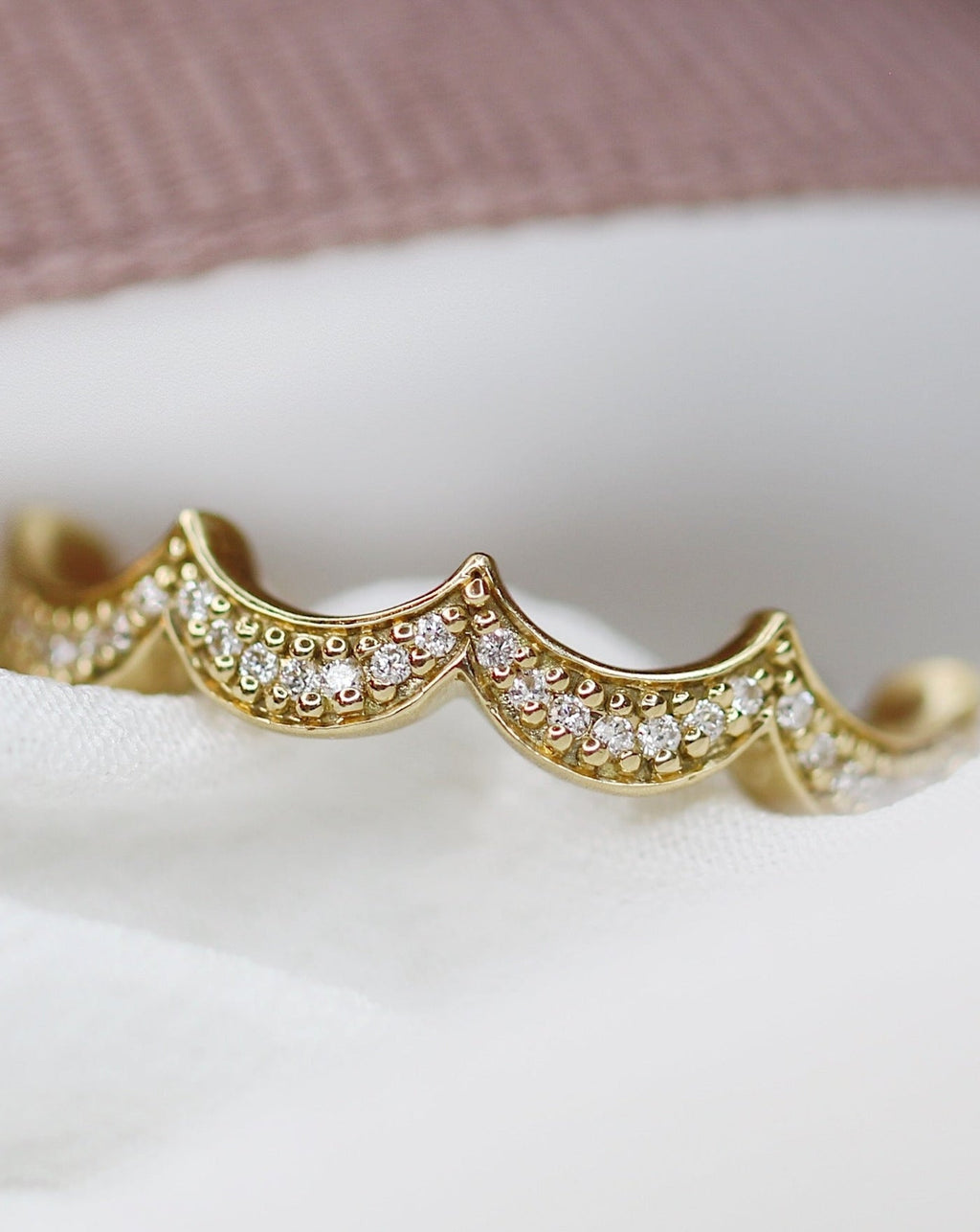 Royal 18K Gold Ring w. Diamonds