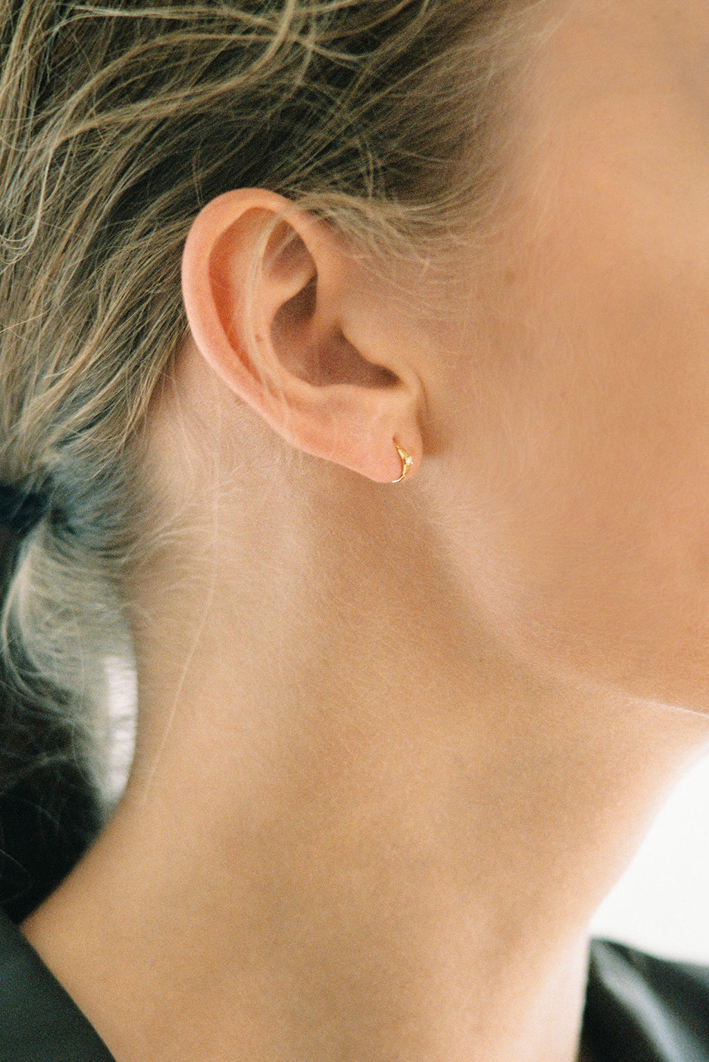 Small Tag 18K Gold Huggie w. Diamond