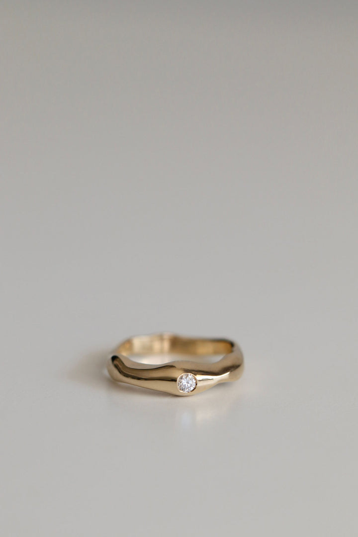 Sara White 18K Gold Ring w. Diamond