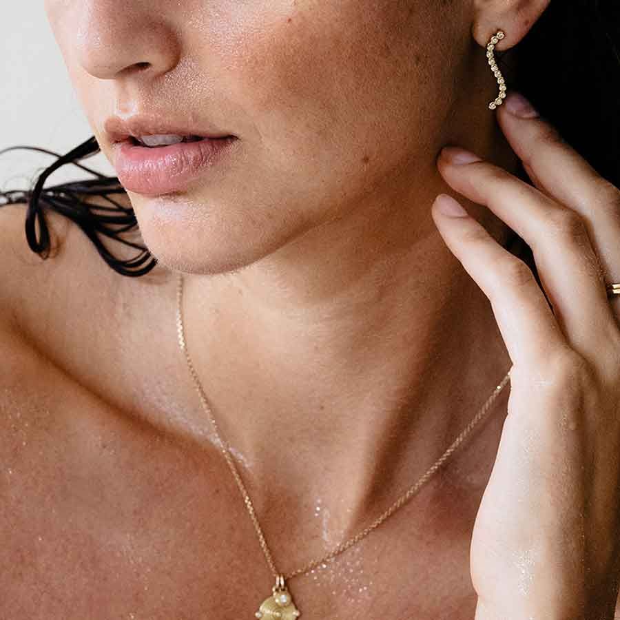 Wave 18K Gold Earrings w. Lab-Grown Diamond