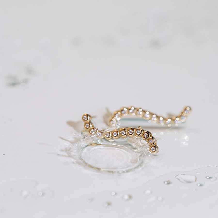 Wave 18K Gold Earrings w. Lab-Grown Diamond