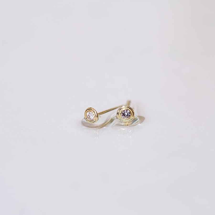 Drops of Memories 18K Gold Studs w. Lab-Grown Diamond