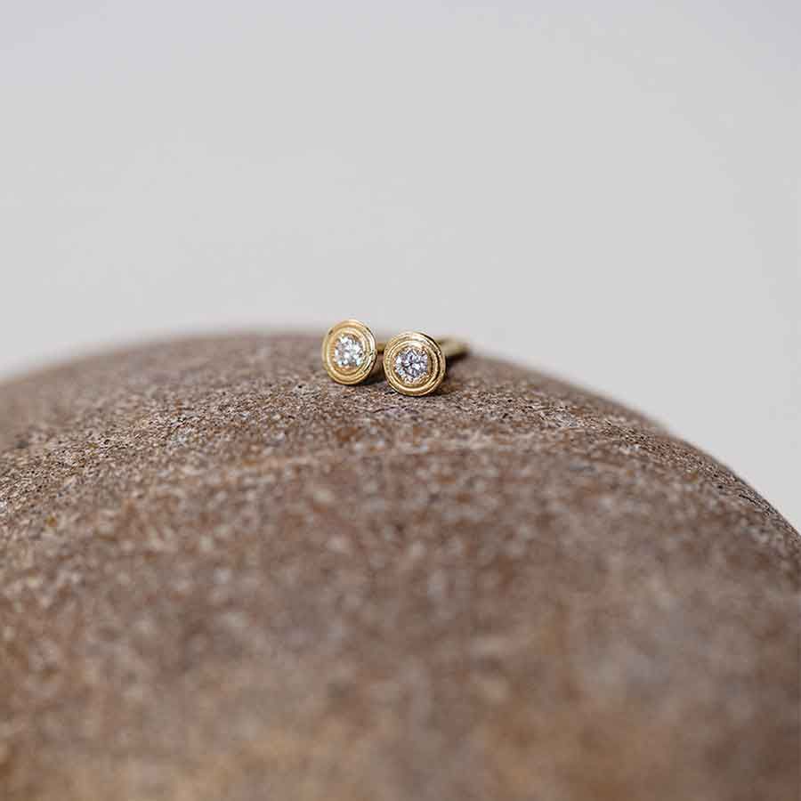 Drops of Memories 18K Gold Studs w. Lab-Grown Diamond