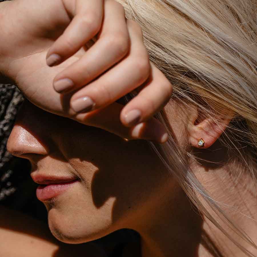 Sunray 18K Gold Studs w. Lab-Grown Diamond