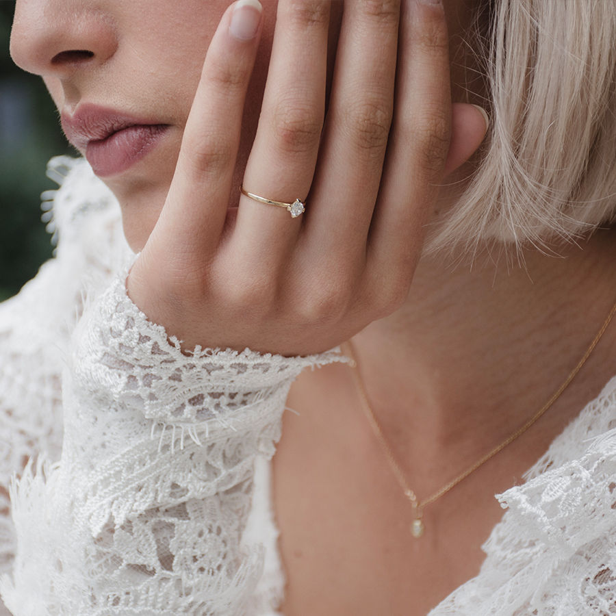 ReMind medium Solitaire 18K Gold Ring w. Lab-Grown Diamond