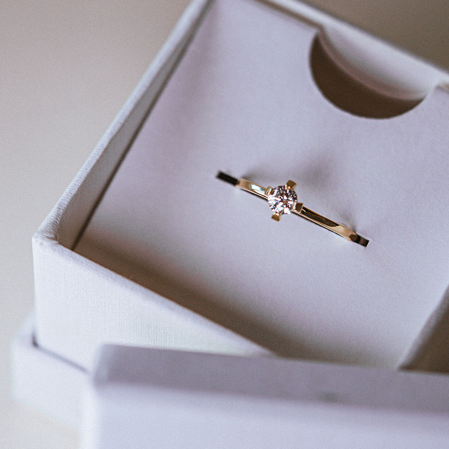 ReMind medium Solitaire 18K Gold Ring w. Lab-Grown Diamond