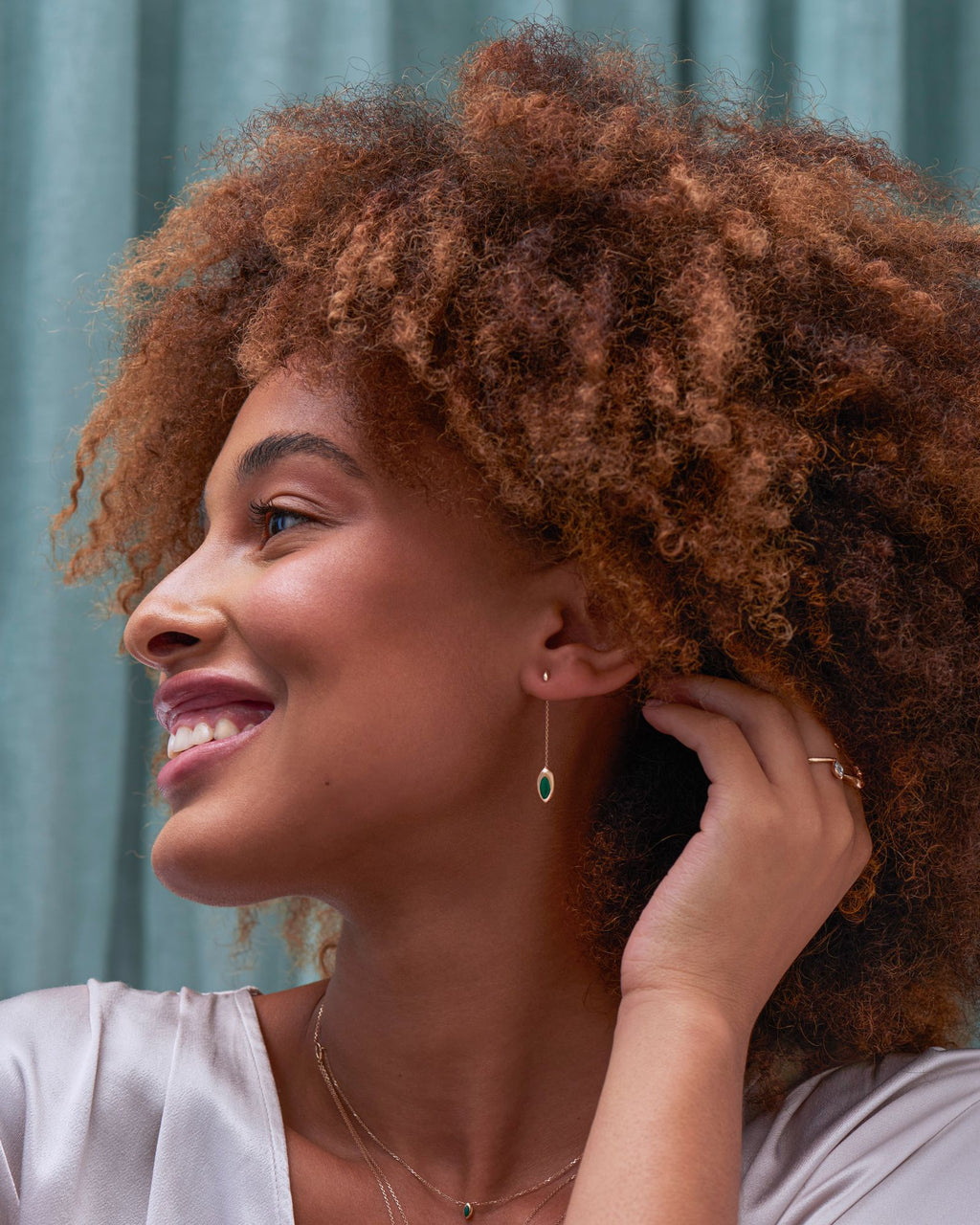 Kurze Swinging Ohrringe aus 18K Gold I Malachit & Perle