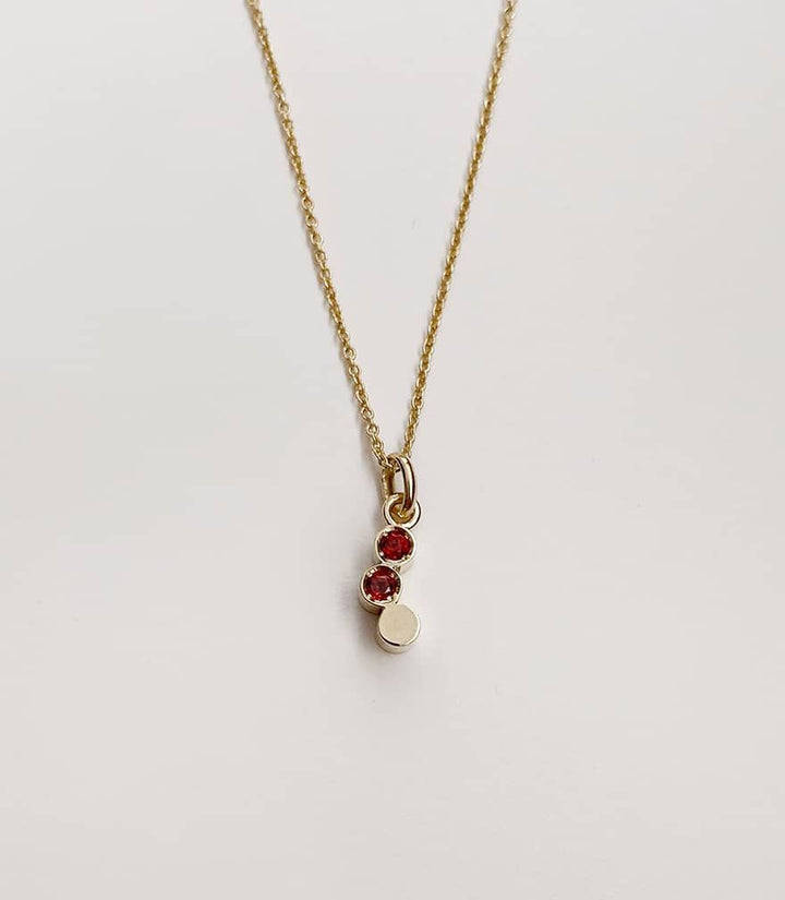 Coralie Grzes | Sofia Amulett Januar aus Kette aus 18K Gelbgold mit Granat