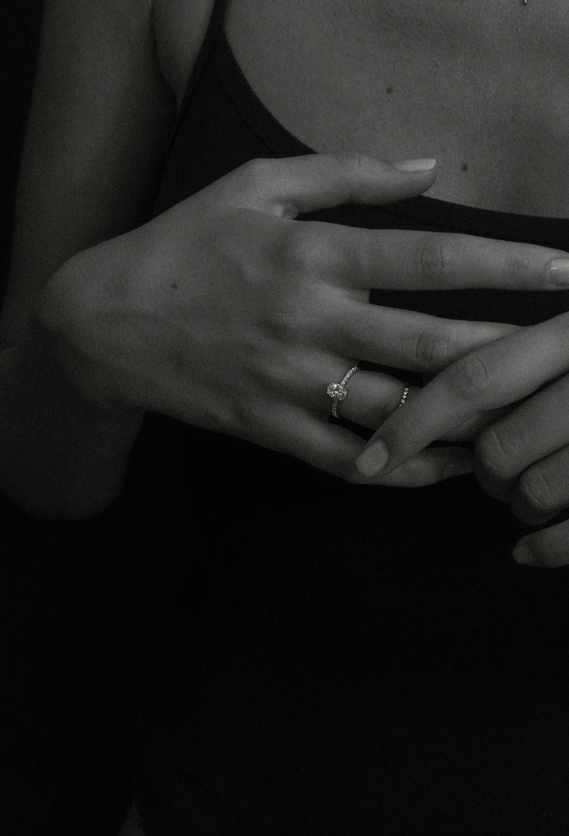 Solitaire Oval Pavé 18K Gold Ring w. Lab-Grown Diamonds