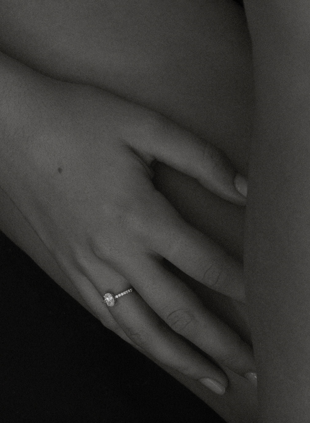 Oval Solitär Pavé Ring aus 18K Weißgold I Labor-Diamanten