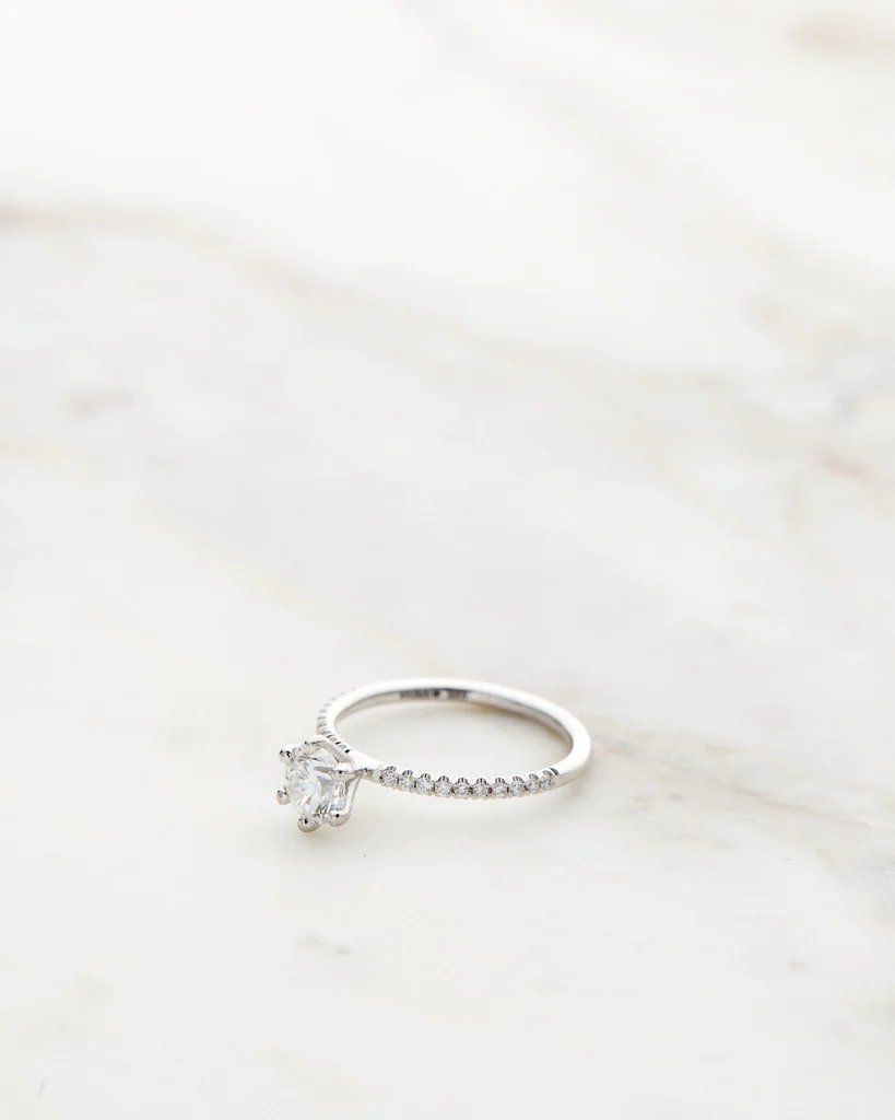 Solitaire Petite Sparkle 18K Gold, Whitegold or Rosegold Ring w. Diamonds