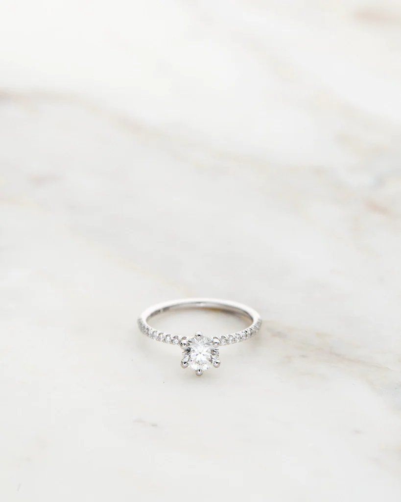 Solitaire Petite Sparkle 18K Gold, Whitegold or Rosegold Ring w. Diamonds