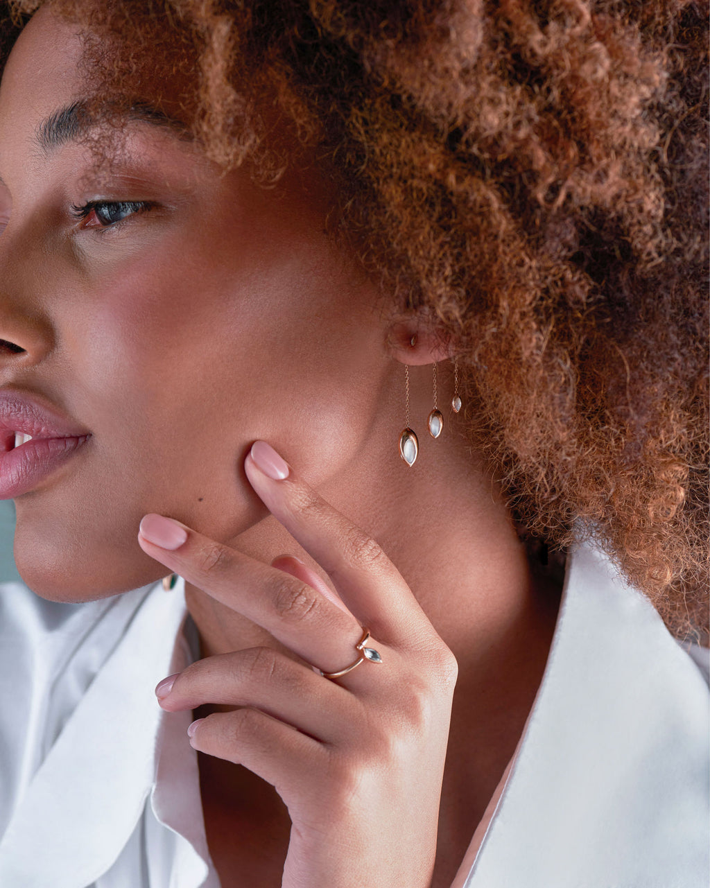 Swinging Ohrringe aus 18K Gold I Malachit & Perle