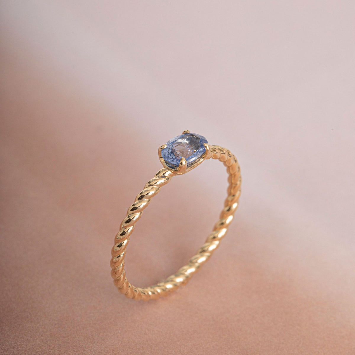 Twist 10K Gold Ring w. Sapphire