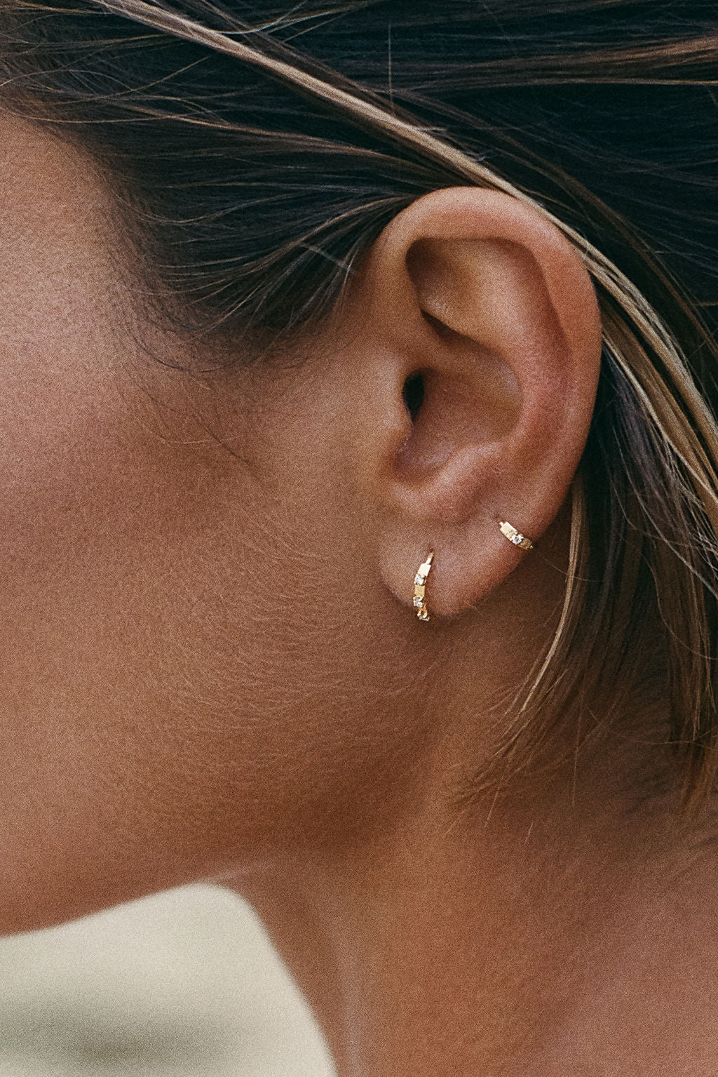 Triple Tag 18K Guld Huggie m. Diamanter