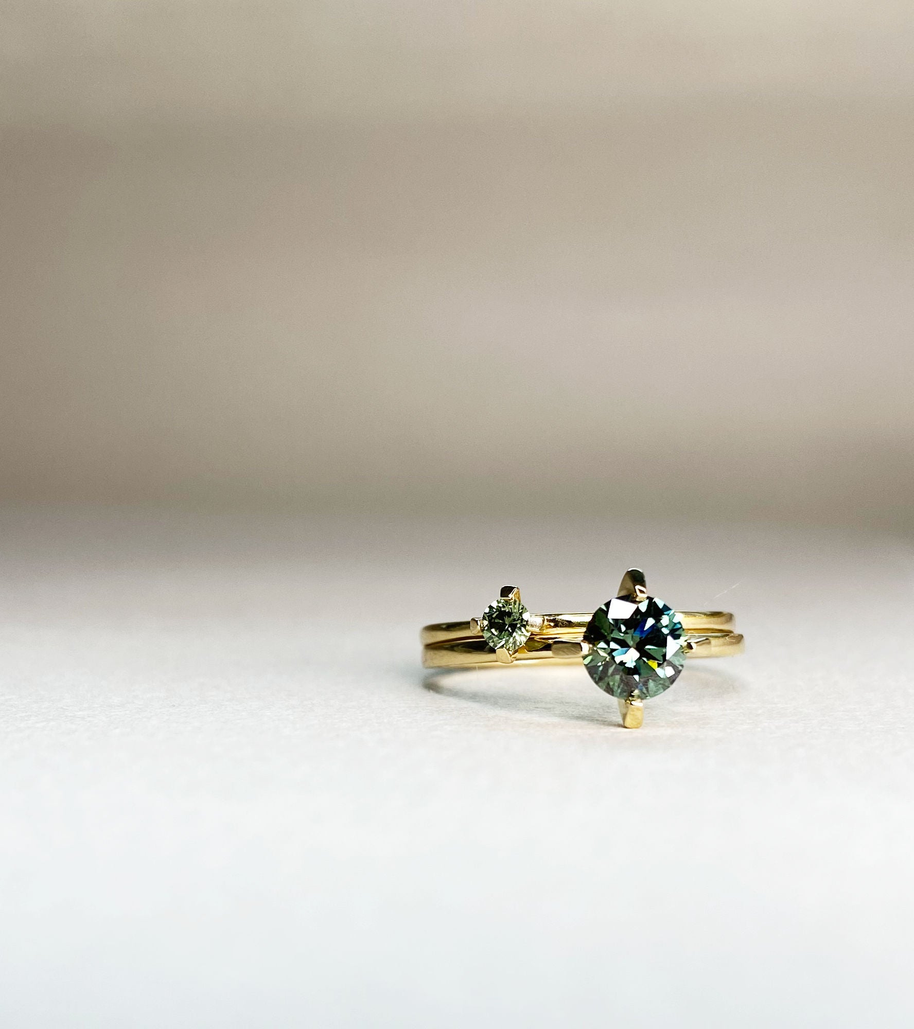 ReMind mini Solitaire 18K Gold Ring w. Green Lab-Grown Diamond