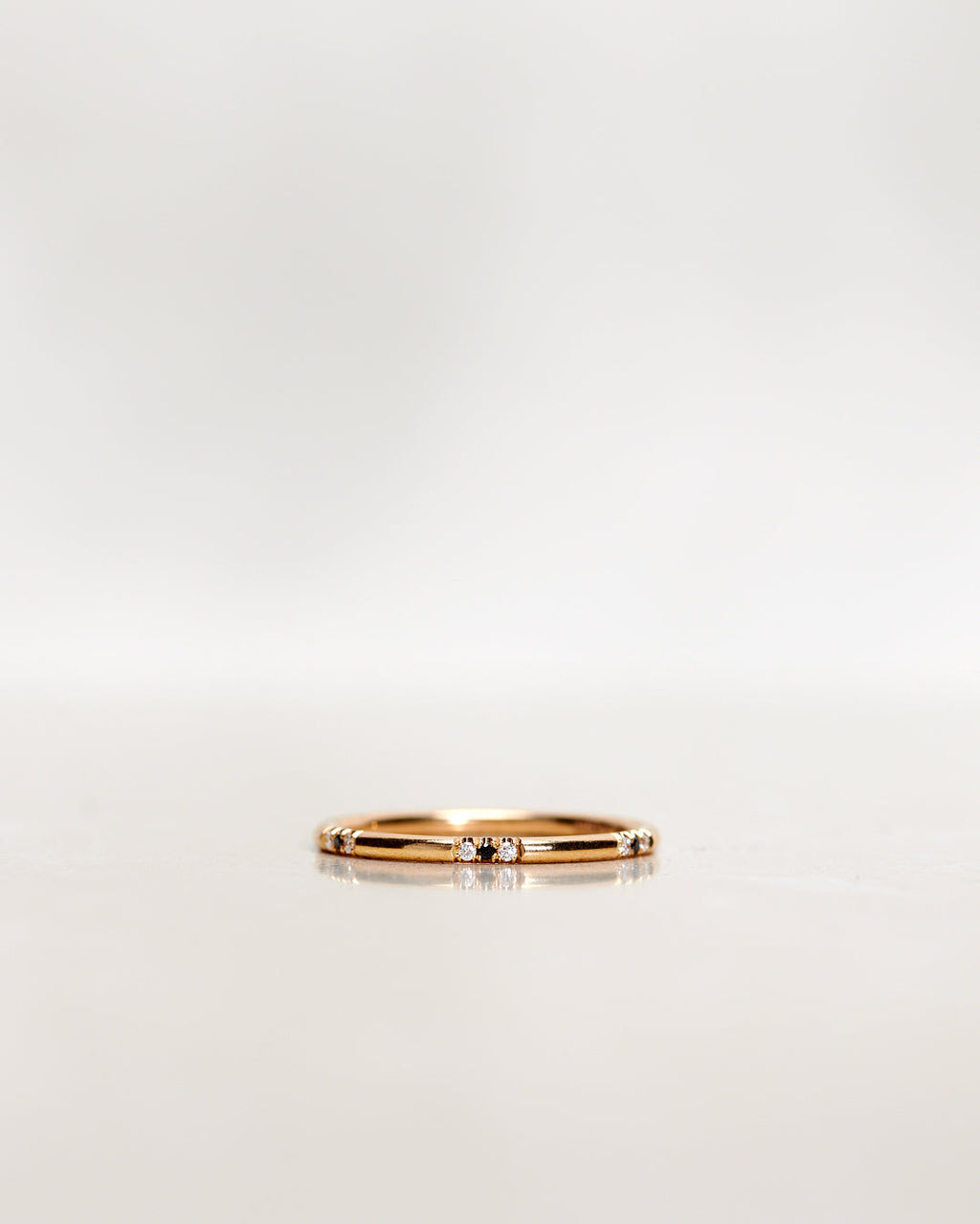 Three Dots Spread Around 18K Gold, Whitegold or Rosegold Ring w. Diamonds