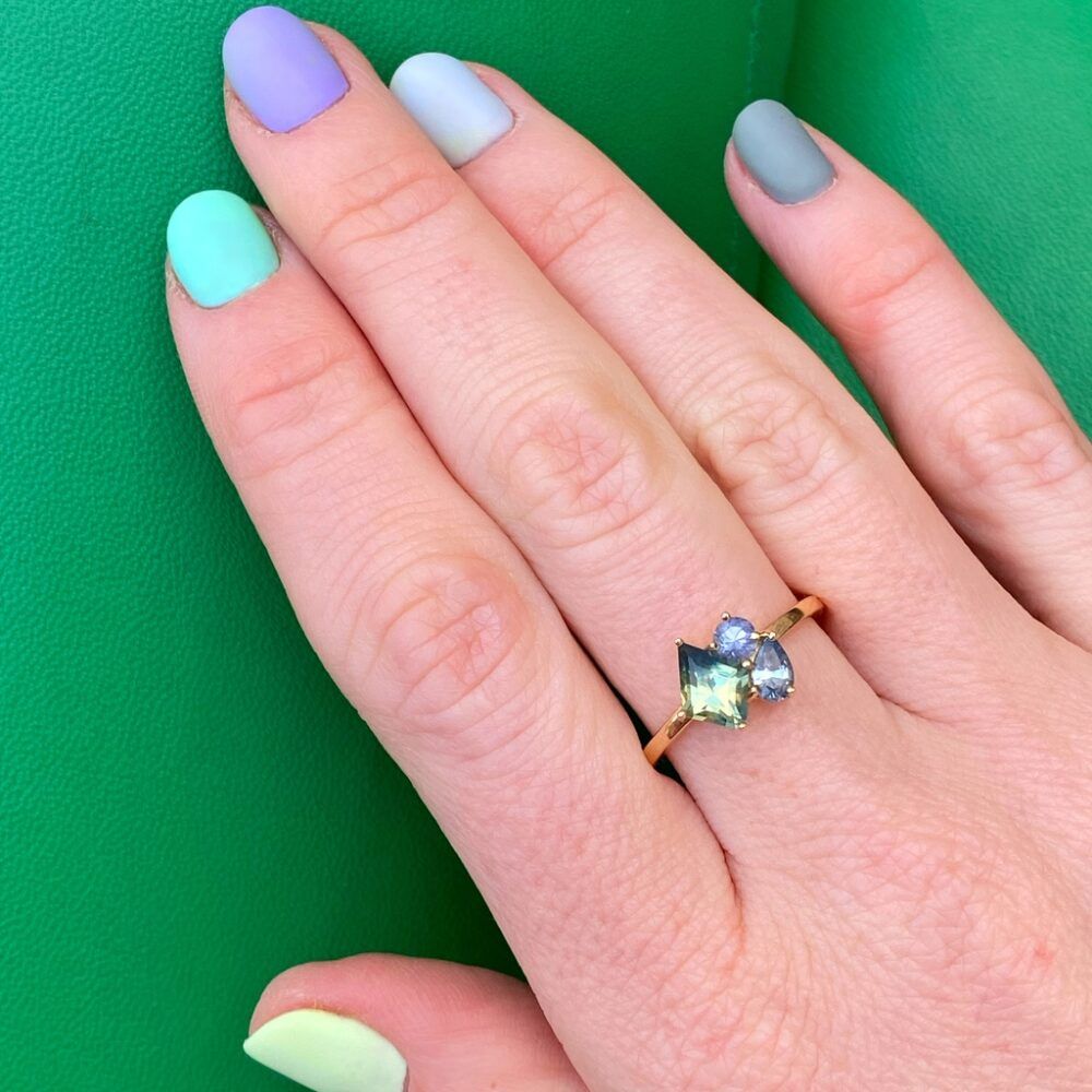 Varnaya Pasi 18K Gold Ring w. Sapphires