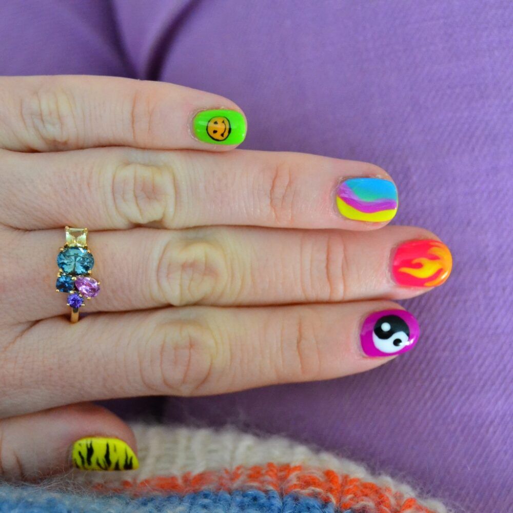 Varnaya Pipena Goldring aus 18K I Saphir & Spinell