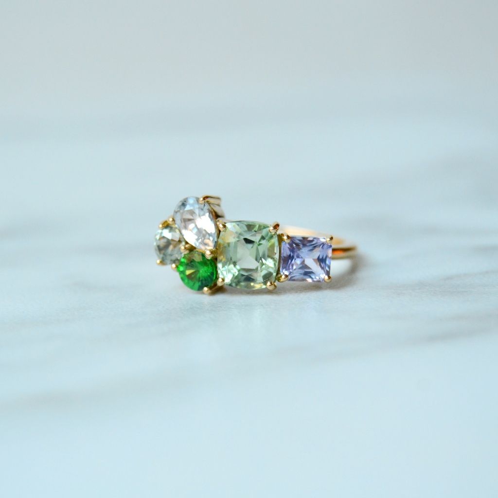 Varnaya Terima Goldring aus 18K I Saphir, Tsavorit und Turmalin