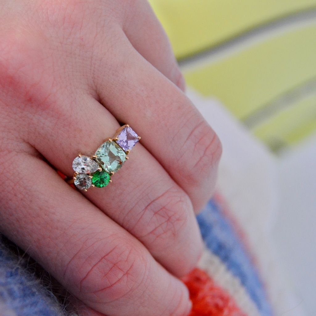 Varnaya Terima Goldring aus 18K I Saphir, Tsavorit und Turmalin