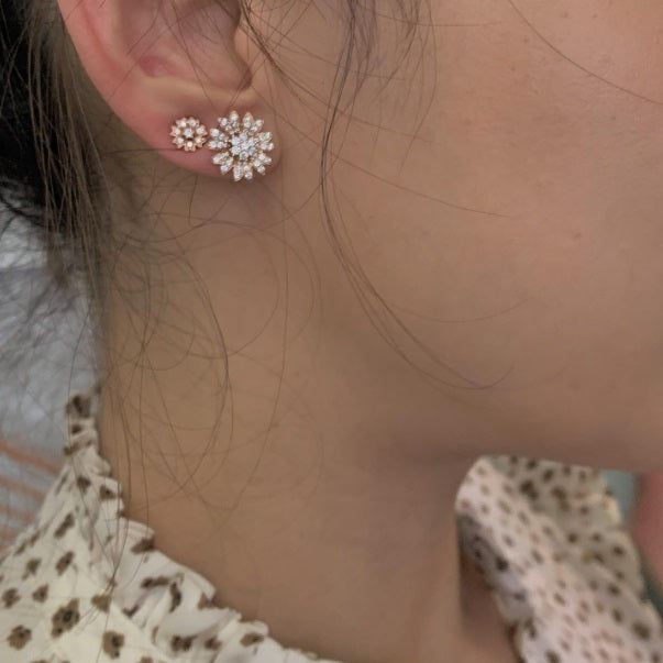 Flower Small 18K Gold, Rosegold or Whitegold Studs w. Diamonds